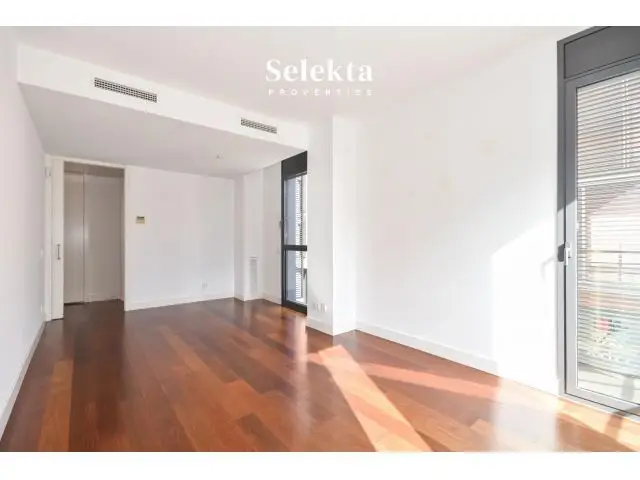 Piso con Terraza Privada y Parking en Gràcia