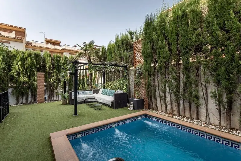 Chalet Pareado con Piscina y Licencia Turistica en Vegas del Genil