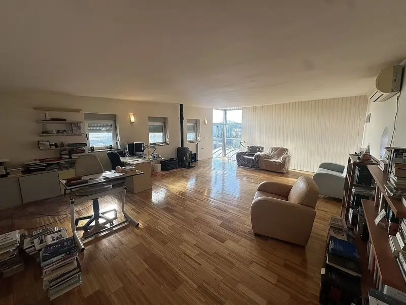Mansion Moderna en Yecla con Piscina y Amplios Terrenos