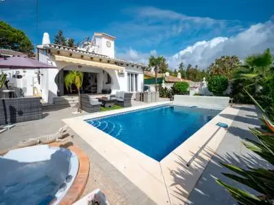 Villa en El Chaparral con Piscina Privada y Vistas al Mar