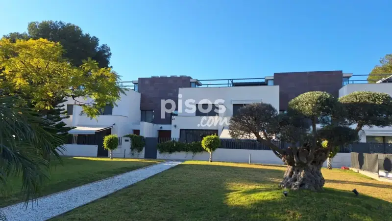 Casa en Venta en Paterna 4 Dormitorios 4 Banos