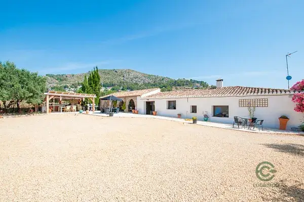 Finca renovada en Alcalali con 4 habitaciones y jardin