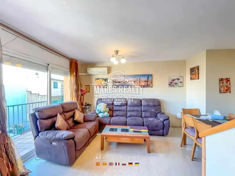Tríplex en Calella con 3 Dormitorios, Terraza y Parking