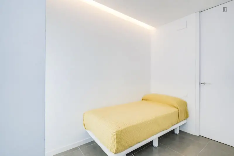 Dormitorio con Baño en Residencia Rocafort Cerca Uni Valencia