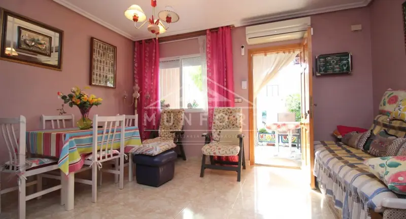 Chalet en Los Alcázares con Patio, Solarium y Garaje