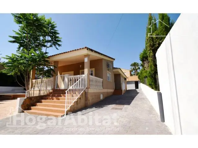 Chalet con Piscina Privada y Garaje en Chiva