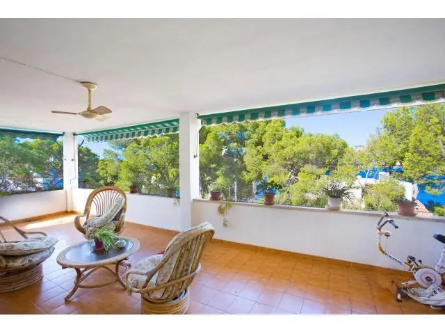 Villa en Santa Ponsa con Vistas al Mar y Potencial de Reforma