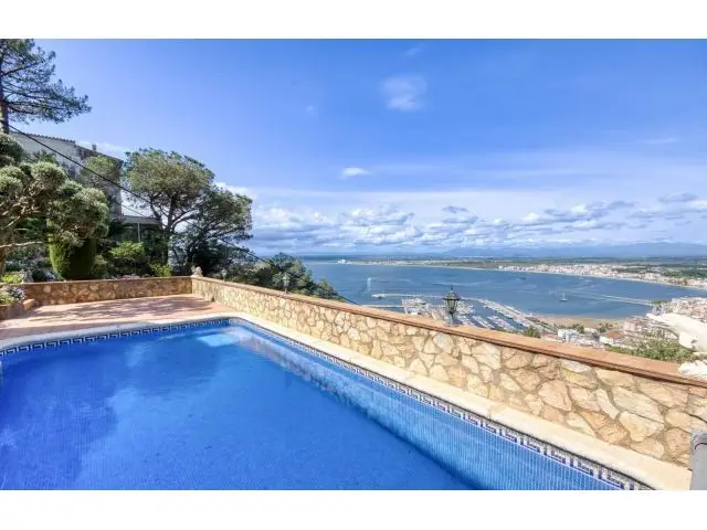 Chalet en Venta en Roses Girona con Vistas al Mar