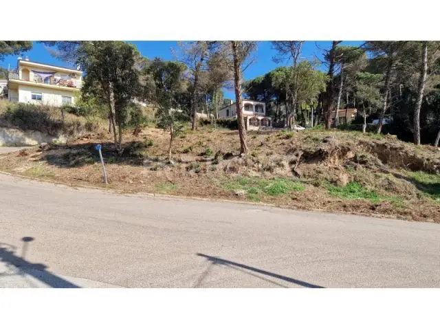 Excelente Parcela Esquinera en Aiguaviva Park cerca de Lloret de Mar