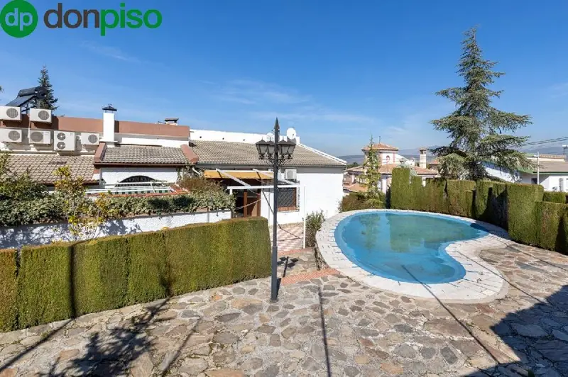 Chalet Luminoso en Colinas Bermejas Monachil con Piscina y Pista de Tenis
