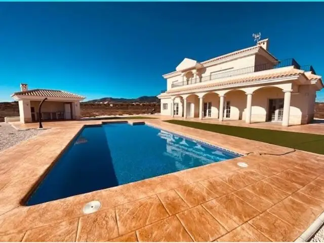 Chalets de Lujo en Pinoso con Piscina - 3 o 4 Dormitorios