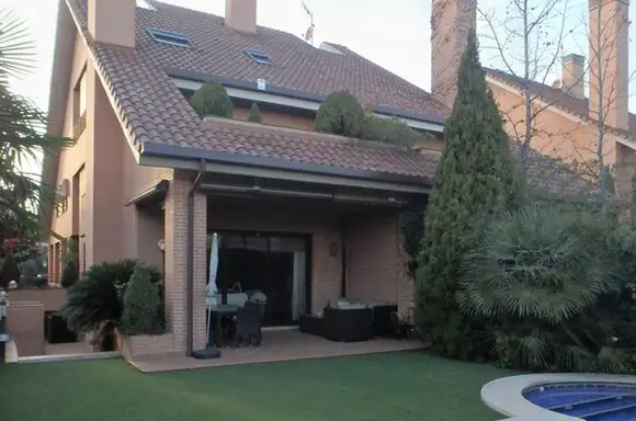 MAGNÍFICO CHALET PAREADO EN VENTA CON JARDÍN Y PISCINA PROPIA EN ZONA DIPLOMÁTICOS, ARAVACA.