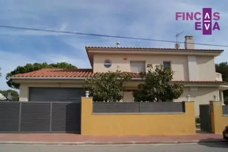 Chalet con Piscina y Jardin en Comarruga