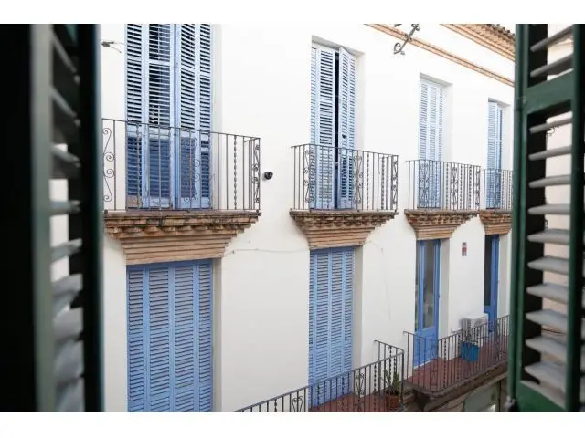 Casa Modernista en Sitges con Jardin Privado y Locales Comerciales