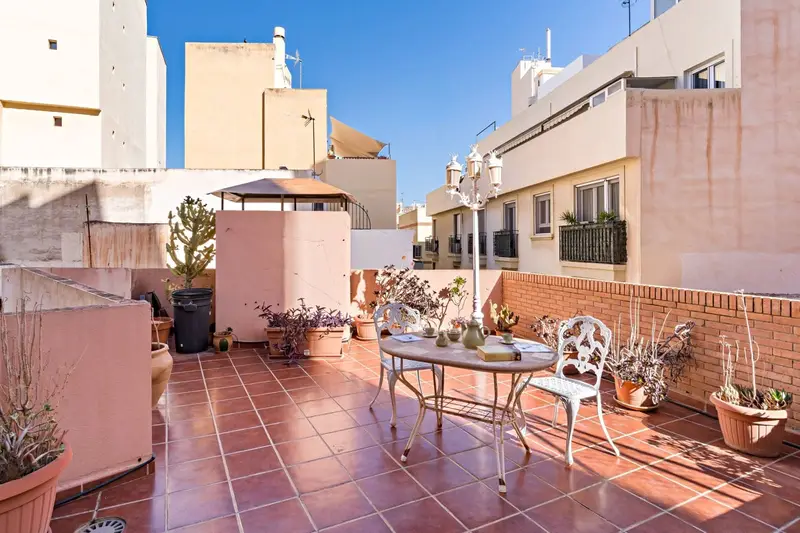 Piso en venta en Almería centro: 4 dormitorios y terraza de 70m²