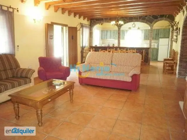 Alquiler Casa Rural Amueblada Cerca de Nerja para 10 Personas