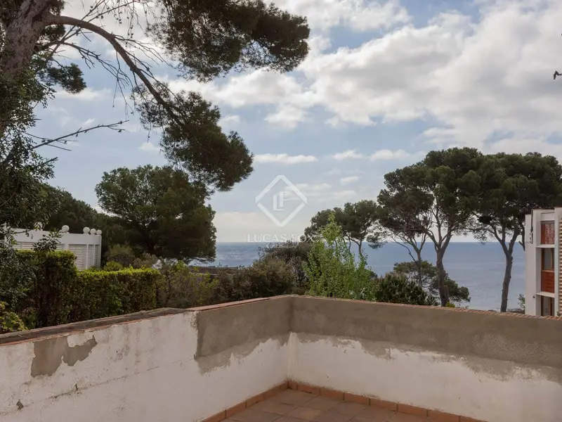 Chalet en venta en Begur con vistas al mar y acceso a la playa