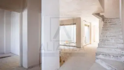 Casa en Venta en Camas: 5 Dormitorios, Piscina y Buhardilla
