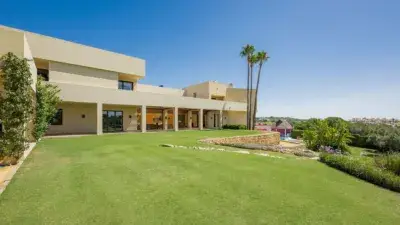 Villa de Lujo en Sotogrande Alto con Vistas al Golf y al Mar