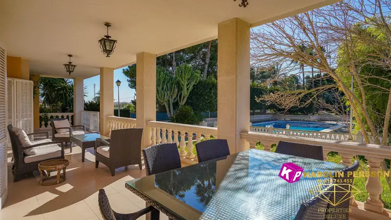 Villa en Venta Santa Pola con Piscina y Pista Tenis