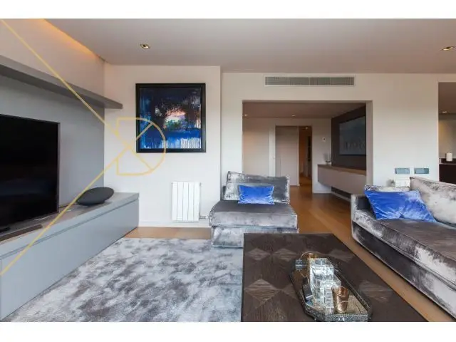 Piso Alto Reformado con Terraza y Vistas en Barcelona