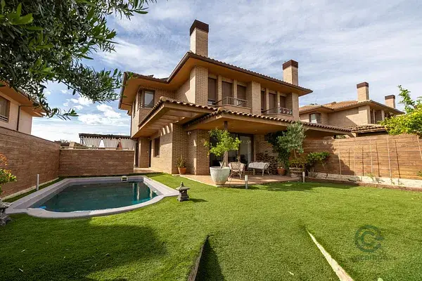 Chalet Pareado en Molina de Segura con Piscina y Placas Solares