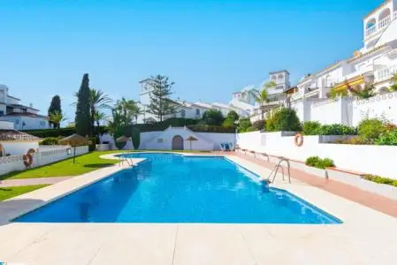 Casa adosada en Elviria con jardin y vistas al mar
