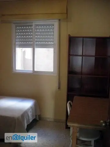 Alquiler Piso Estudiantes Cortijo Alto 3 Dormitorios Garaje