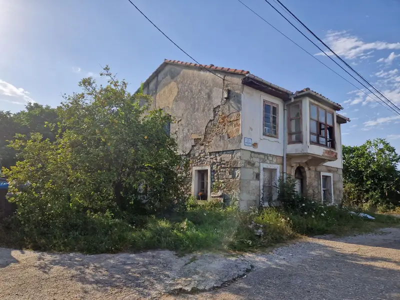 Venta Casa con Terraza en Suesa - 5 Dormitorios - 2 Baños - Garaje