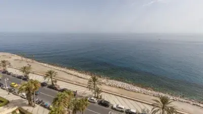 Piso en primera linea de playa Almuñécar 4 dormitorios 2 baños terraza vistas al mar
