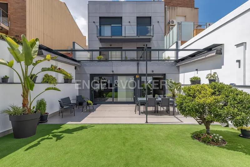 Chalet en Sabadell con Piscina y Garaje para 2 Coches