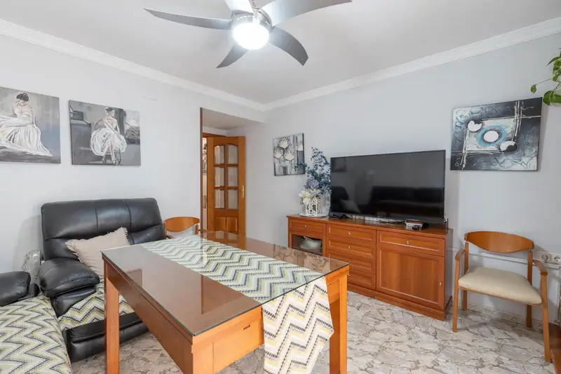 Piso en venta en Granada ciudad: 3 dormitorios, balcón y garaje opcional