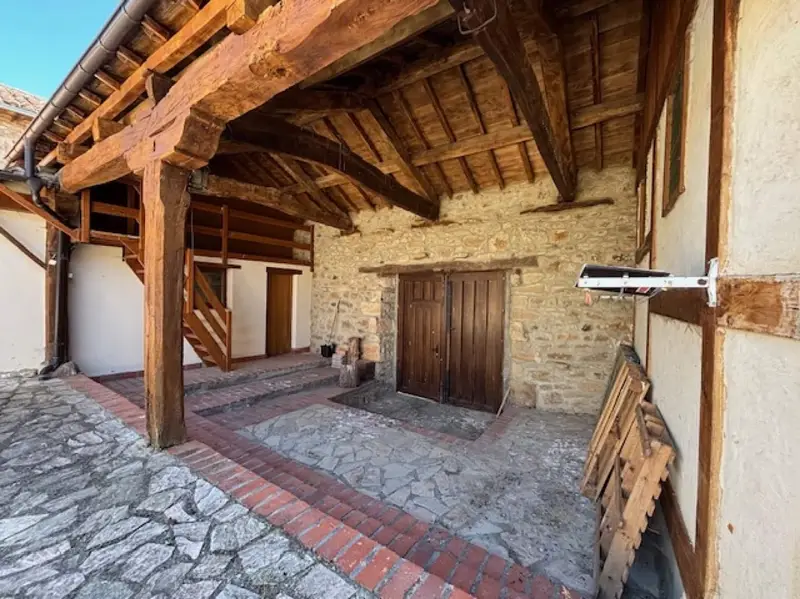 Casa de Piedra en Puentetoma Palencia con Patio Amurallado