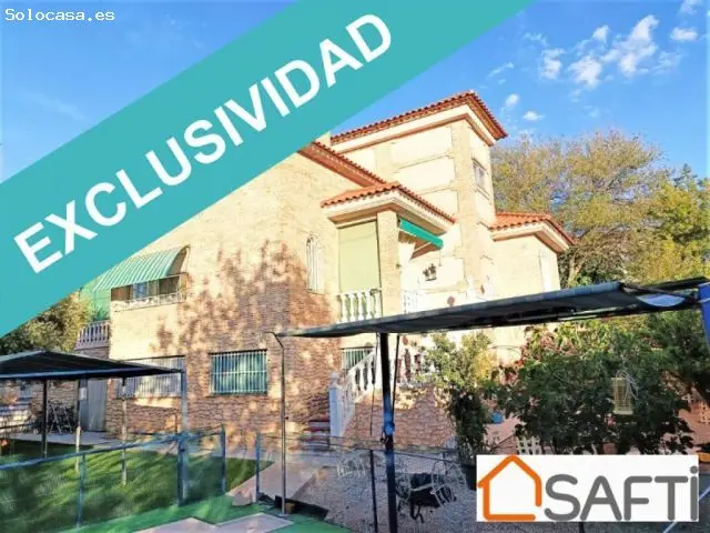 Chalet con Piscina y Jardin en Parcela de 887m2