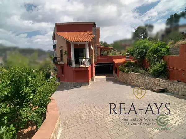 Chalet en Vallirana con Vistas a la Naturaleza