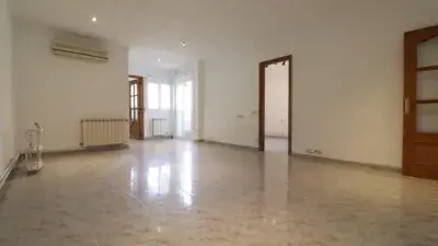 Piso en venta en Barcelona zona tranquila cerca carretera Montcada