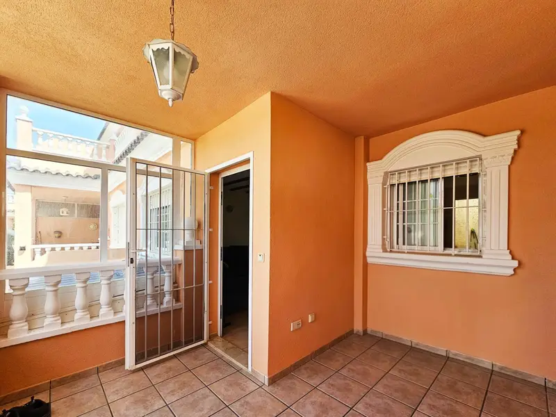 Bungalow con Piscina y Terraza en Gran Alacant Cerca de la Playa