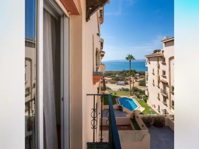 Apartamento en venta Estepona 2 dormitorios primera linea de playa