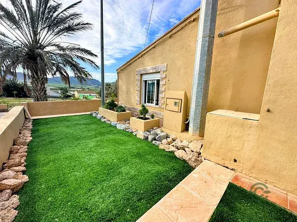 Casa en Lorca con 400m2 de terreno y parking para camper