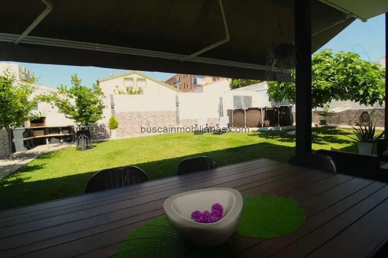 Chalet en Venta en Badajoz Reformado 4 Dormitorios Piscina Jardin