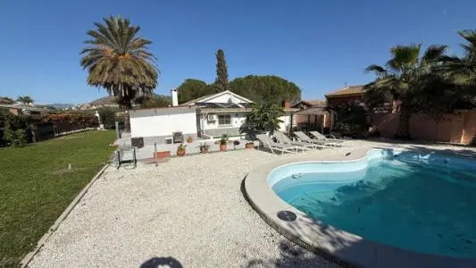 Villa en Coin con Piscina y Anexo Independiente