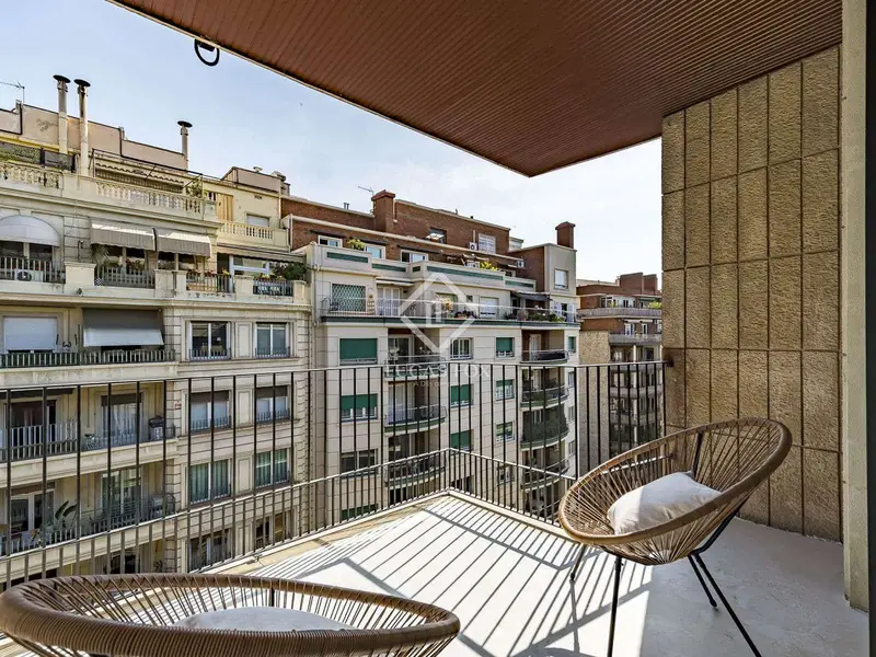 Apartamento Reformado en Barcelona: 4 Dormitorios, Terraza y Parking