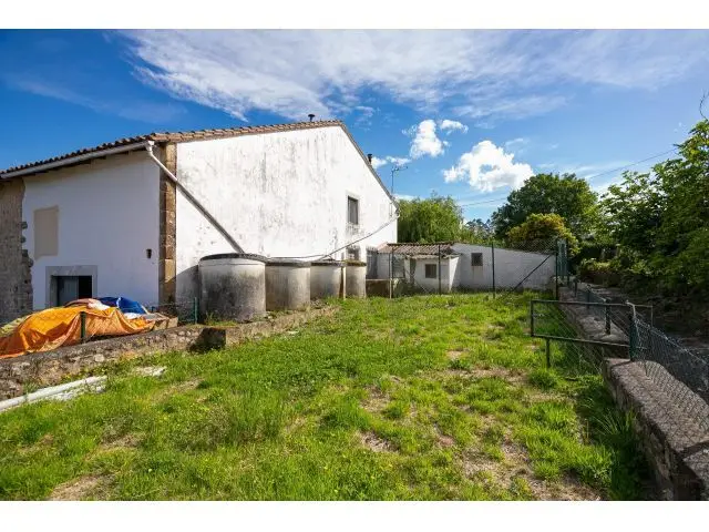 Casa de Piedra con Jardin y Cuadra en Luey