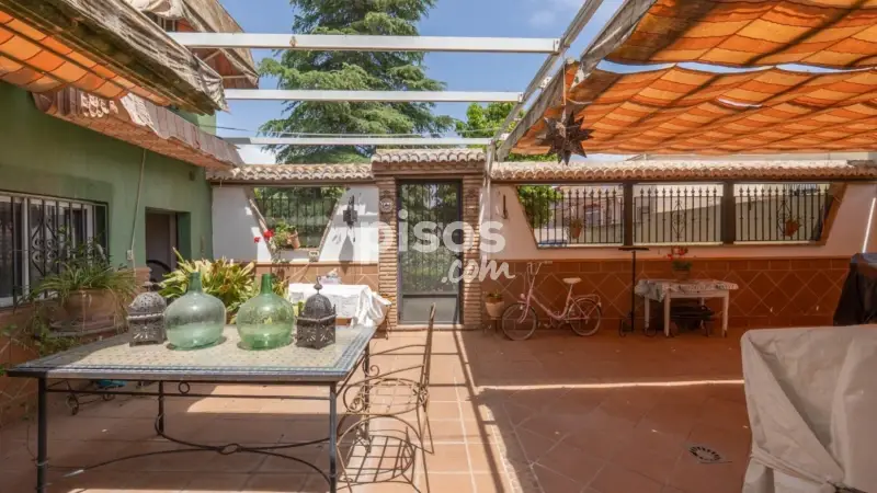 Casa Adosada en Belicena con Garaje Doble y Patio