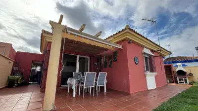 Chalet en Los Barrios Planta Baja con Piscina y Barbacoa