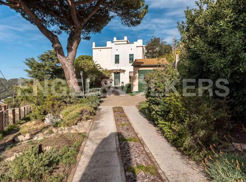 Casa Modernista en Vallvidrera con Jardín y Vistas