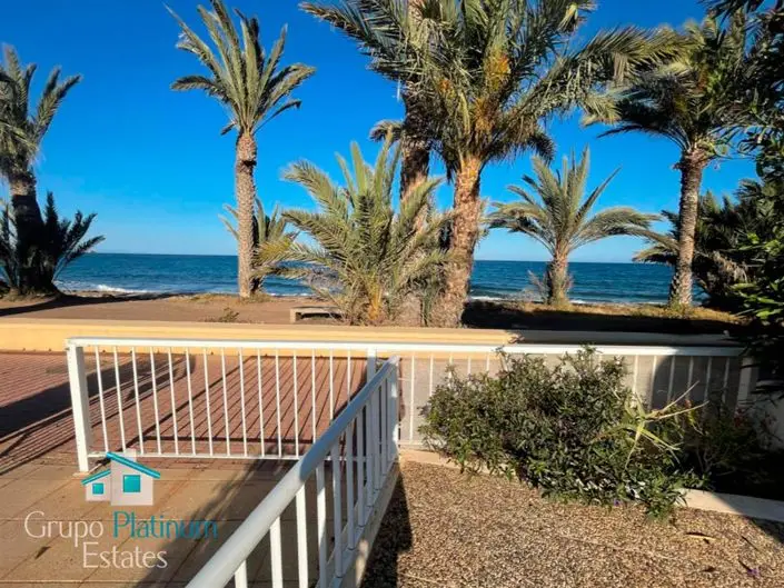 Villa 4 Dormitorios Primera Linea de Playa Pozo del Esparto