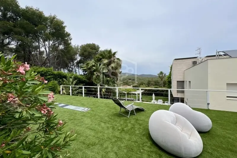 Chalet en venta en Sitges: Moderna casa con jardín y piscina