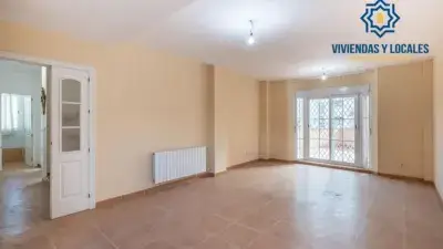 Casa en Esquina con 5 Dormitorios y Cochera Doble cerca de Nevada