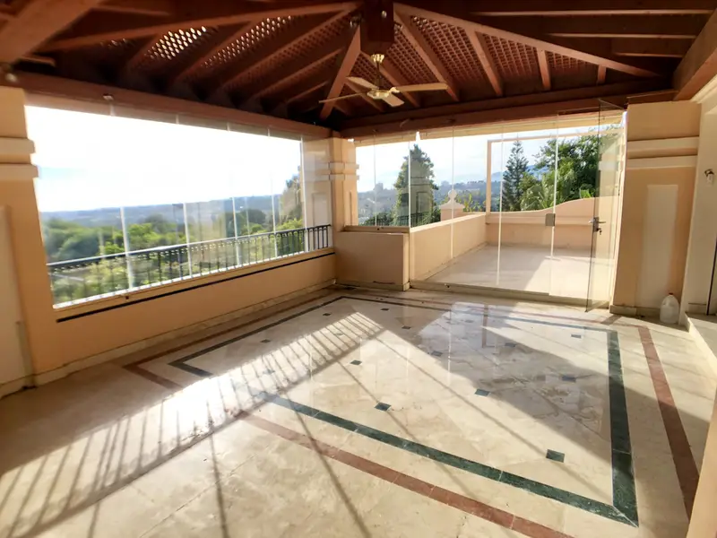 Alquiler Atico Lujo Milla Oro Marbella 3 Dormitorios Terrazas Vistas Panoramicas